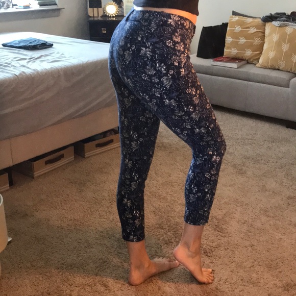 GAP Skinny Ankle Navy and White Floral Pants - Picture 2 of 4